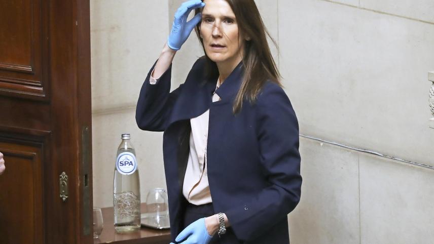 <p>Lieber in der Grauzone? Premier Sophie Wilmès trägt Schutzhandschuhe bei einer Kammersitzung.</p>