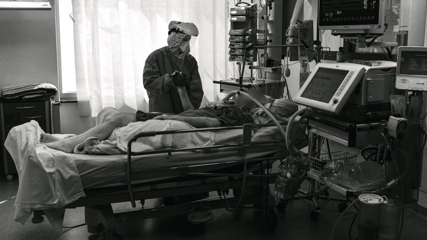<p>Die Anzahl der mit Covid-19 infizierten Menschen auf den Intensivstationen des Landes ist erstmals seit März unter die Marke von 1.000 Personen gefallen.</p>