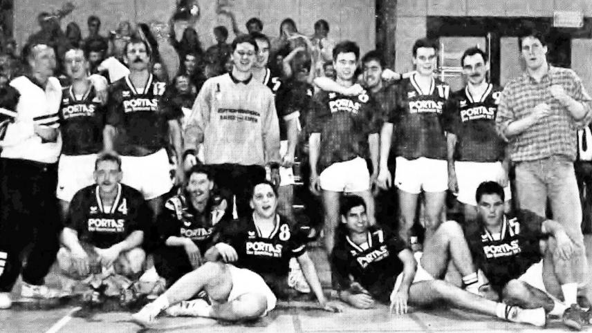 <p>Die Erinnerungen von Christoph Becker (untere Reihe, Dritter von links) an den Aufstieg 1999 sind etwas verblasst. In der oberen Reihe erkennt man ganz rechts den damaligen HCR-Spieler und späteren GrenzEcho-Journalisten Thomas Evers (+2015).</p>