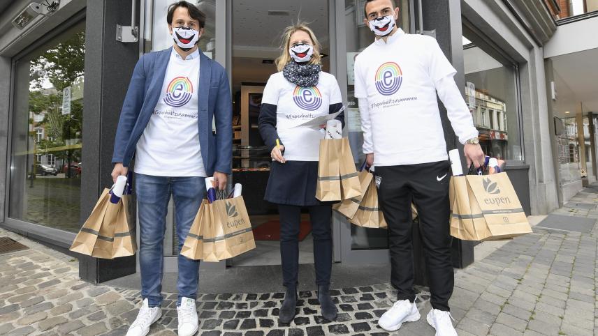 <p>Trainer Benat San José (l.) und Angreifer Smail Prevljak mit Bürgermeisterin Claudia Niessen.</p>