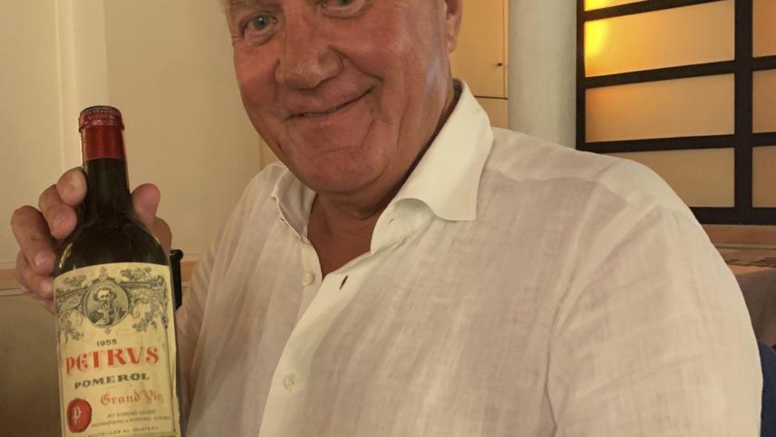 <p>Trotz seiner Diabeteserkrankung liebt Patrick Lefevere die Freuden des Lebens, hier mit einem Wein aus seinem Geburtsjahr 1955.</p>