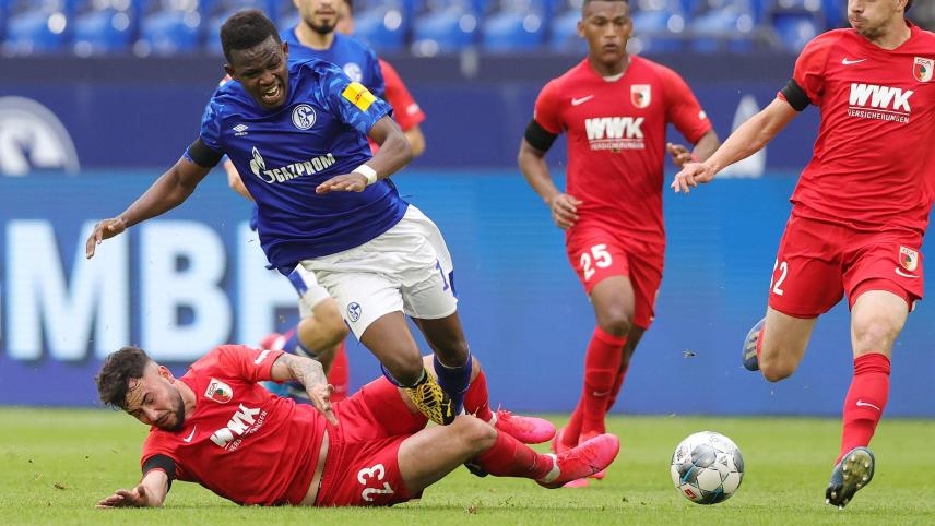 <p>Auch nach dem Bundesliga-Neustart steckt Schalke 04 weiter in der Krise. Dem 0:4 im Derby in Dortmund folgte am Sonntag ein 0:3 gegen Augsburg.</p>
