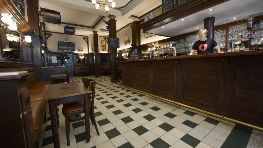 <p>Keine Barhocker, und die wenigen Tische stehen im Abstand von mindestens 1,5m.: Das Café „Les Brasseurs“ im Zentrum von Brüssel ist klar für die Wiedereröffnung. Und: Mit einer App des Brauereikonzerns AB Inbev kann der Kunde die Getränkekarte einsehen, ein Getränk bestellen und sogar bezahlen.</p>