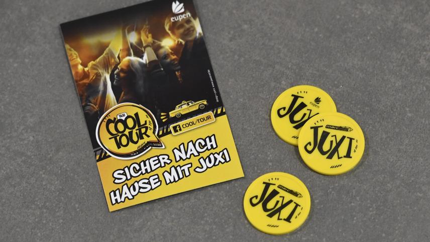 <p>Die kleinen, gelben Jetons sind bares Geld wert. Wer sie nach einer Party auf der Heimfahrt mit dem Taxi einlöst, spart fünf Euro.</p>