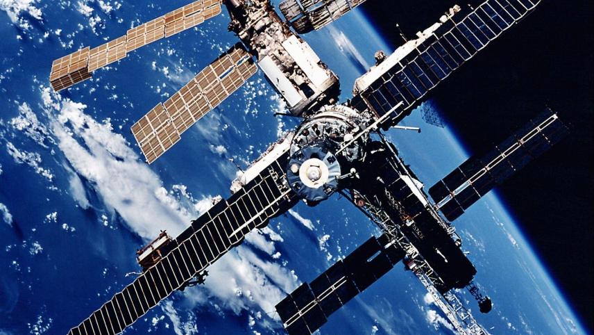<p>Die damalige russische Raumstation „Mir“ mit der Erde im Hintergrund aufgenommen von der Raumfähre Atlantis</p>