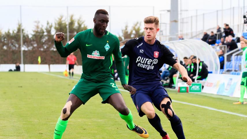 <p>Ostendes neuer Stürmer Marko Kvasina (rechts) im Trikot von Twente Enschede bei einem Testspiel gegen Werder Bremen</p>