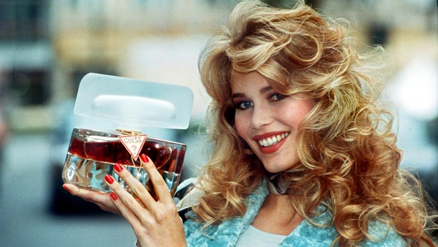 <p>1992, Düsseldorf: Das deutsche Topmodel Claudia Schiffer stellt das Parfum „Guess“ des Kosmetikunternehmens Revlon vor.</p>