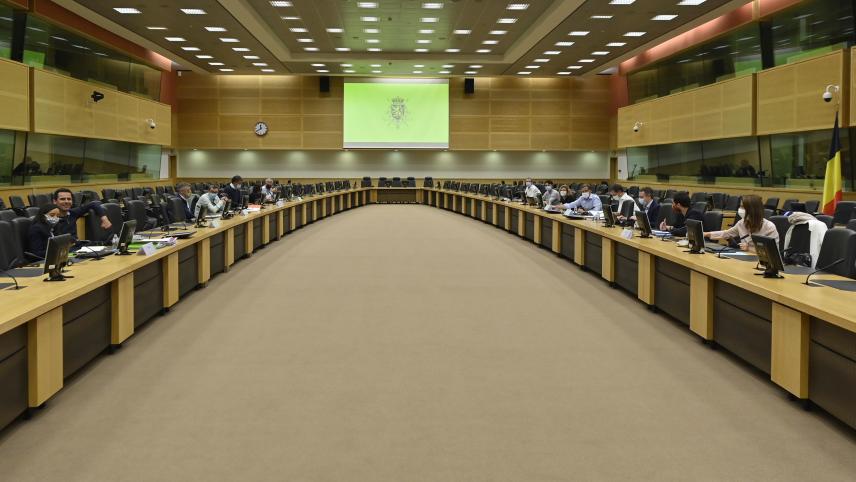 <p>Auf Abstand bleiben, kein Problem: Die Verhandlungen finden in einem riesigen Tagungsraum des Egmontpalastes statt.</p>