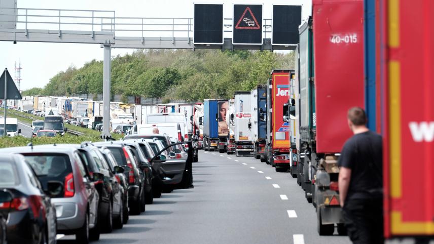 <p>Fahrzeuge bilden eine Rettungsgasse nach einem Unfall auf der Autobahn.</p>