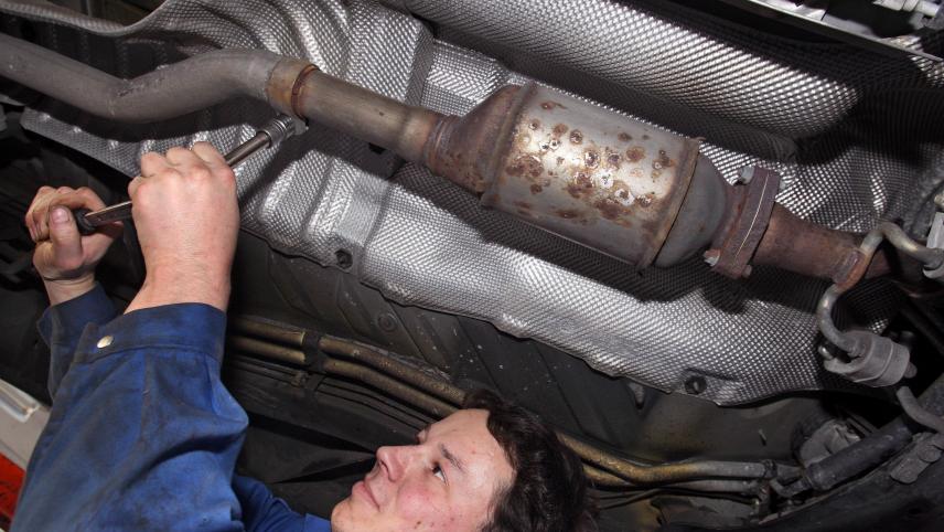 <p>Ein Automechaniker demontiert einen Rußpartikelfilter.</p>