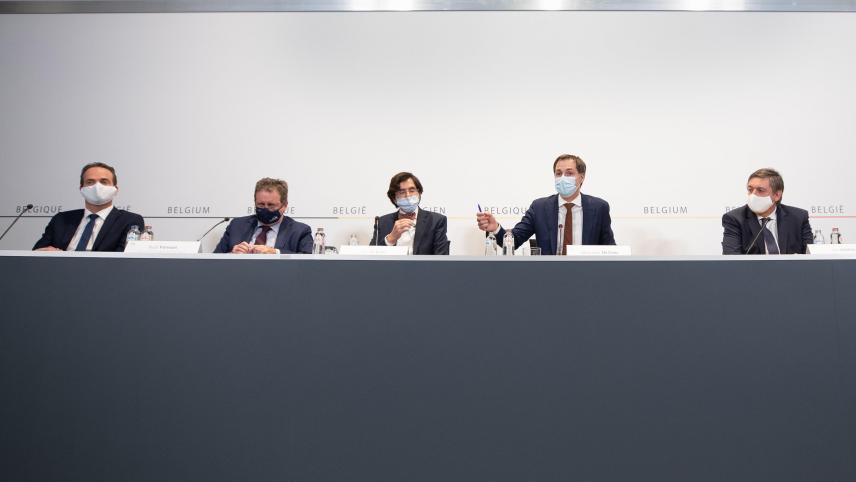 <p>Premier Alexander De Croo (2.v.r) tauscht sich heute mit seinen Regierungskollegen darüber aus, wie sich die Coronalage in Belgien entwickelt hat.</p>