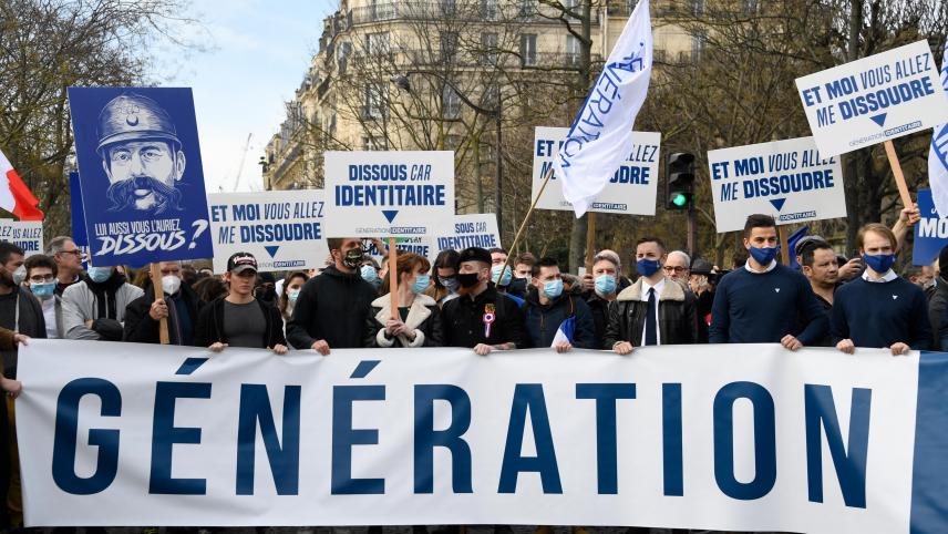 <p>Auf dem Foto erkennt man den belgischen Abgeordneten Dries Van Langenhove (2.v.r.) bei der Kundgebung gegen ein Verbot der rechten Gruppierung „Génération Identitaire“ in Paris.</p>