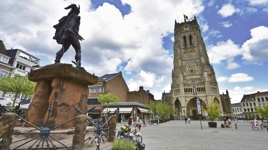 <p>Das Bild aus Band 1 des neuen Reiseführers zeigt den Gallier Ambiorix, der als Statue auf die Basilika in Tongern blickt.</p>