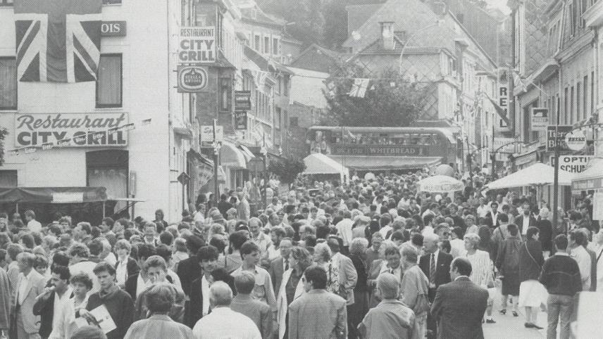 <p>Die Europäische Woche 1988 war eine der Großveranstaltungen, an deren Wiege das Kulturelle Komitee stand. Diese Veranstaltung wurde in Zusammenarbeit mit den Eupener Geschäftsleuten organisiert und zog Tausende Menschen in die Innenstadt.</p>