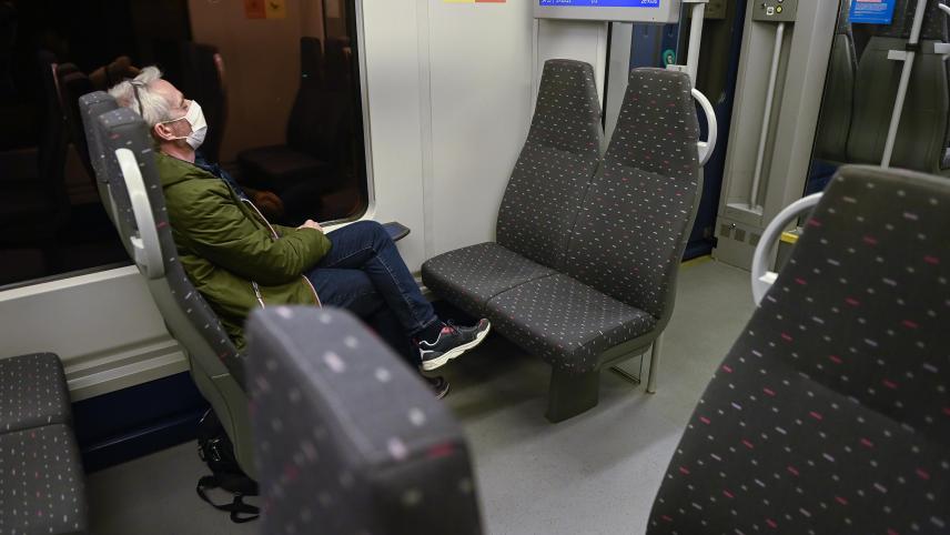 <p>In Zügen Richtung Küste dürfen Bahnreisende über zwölf Jahren derzeit nur am Fenster sitzen.</p>