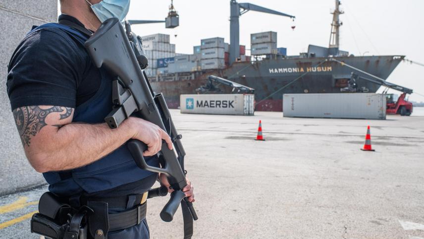 <p>Ein bewaffneter Zollbeamter im Hafen von Antwerpen</p>