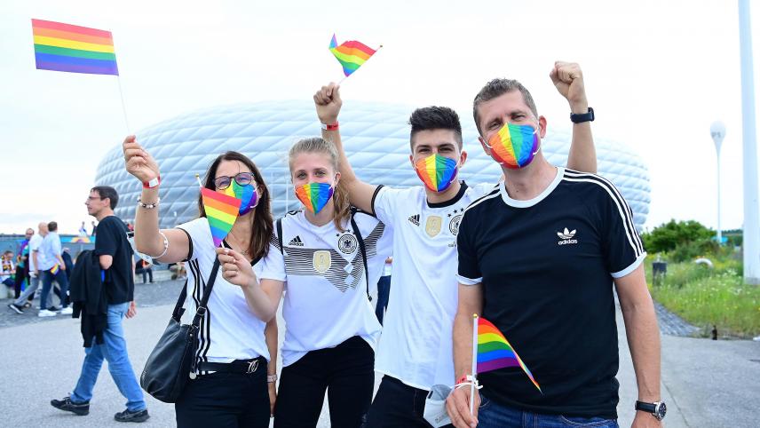 <p>Viele Deutsche Fans kamen am Mittwoch mit Regenbogen-Farben in die Allianz Arena.</p>