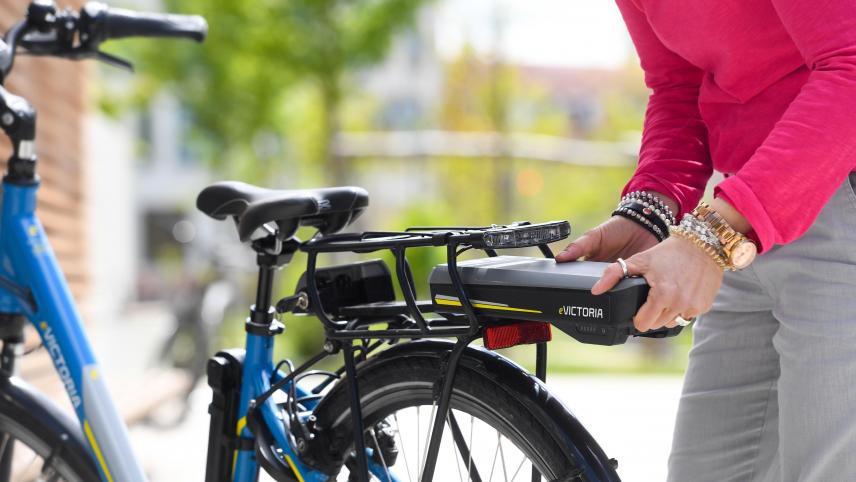 <p>Die E-Bikes werden interessierten Mitarbeitern gegen eine jährliche Nutzungspauschale in Höhe von 120 Euro angeboten, nach zwei Jahren kann das Rad dann zu einem Viertel des Einkaufspreis erworben werden.</p>