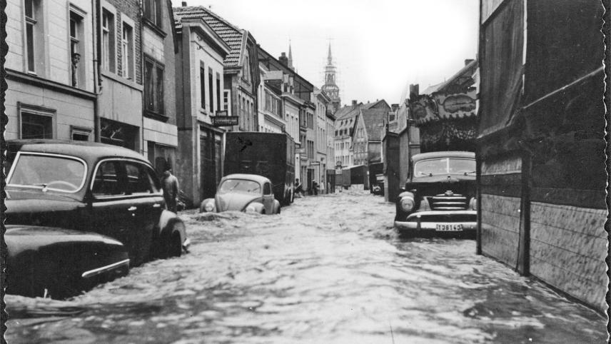 <p>Ein stundenlanges Gewitter mit anhaltenden Regengüssen setzte am 24. Juni 1953 die halbe Oberstadt und damit auch die Kirmes unter Wasser. Überschwemmungen und Hochwasser hatte es immer wieder gegeben, aber bis zu diesem Zeitpunkt nicht in dieser Größen- und Mengenordnung.</p>