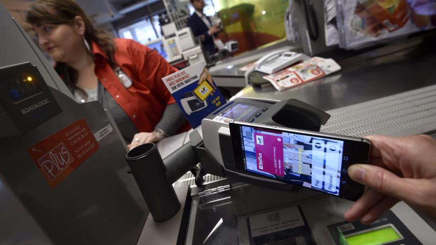 <p>In den Geschäften wird auch häufiger kontaktlos mit dem Smartphone bezahlt.</p>