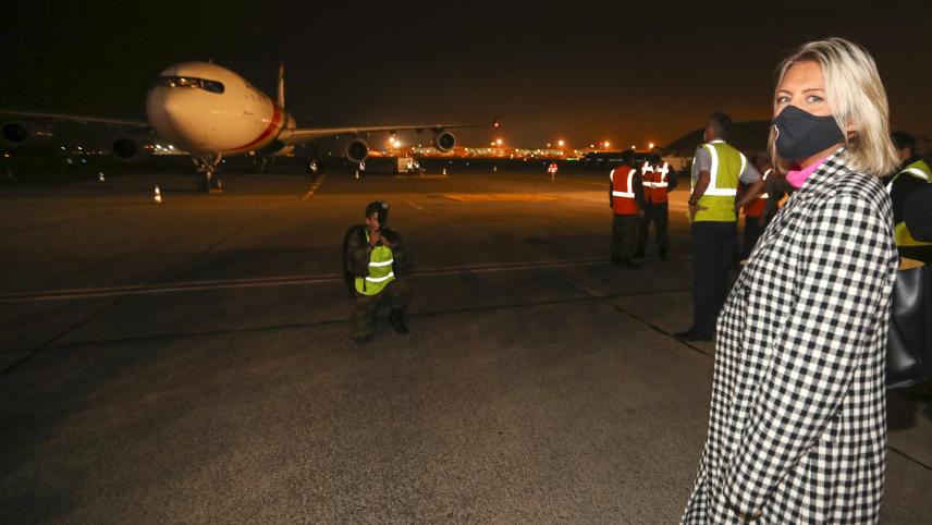 <p>Ministerin Ludivine Dedonder bei einer Aufnahme am Militärflughafen Melsbroek</p>