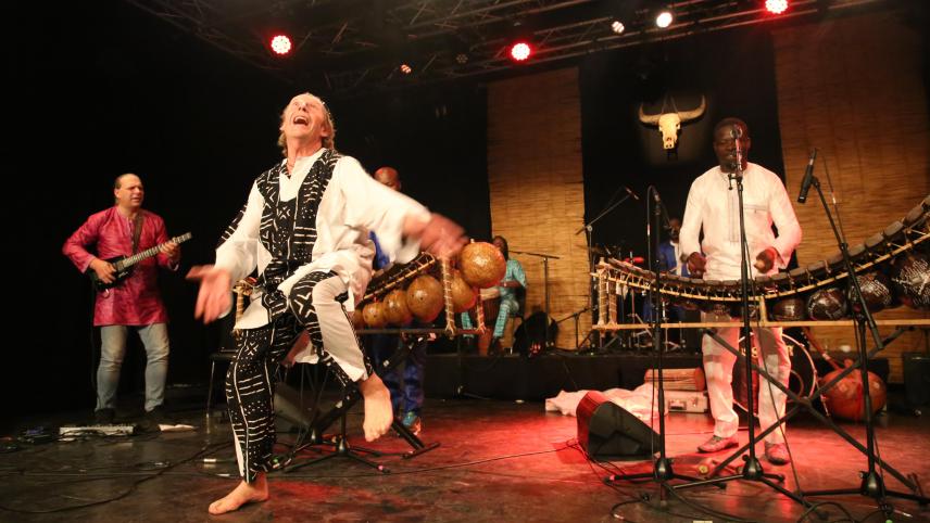 <p>Die Musik aus Burkina Faso packte Organisator Marc François derart, dass er auf die Bühne stürmte und ekstatisch mittanzte.</p>