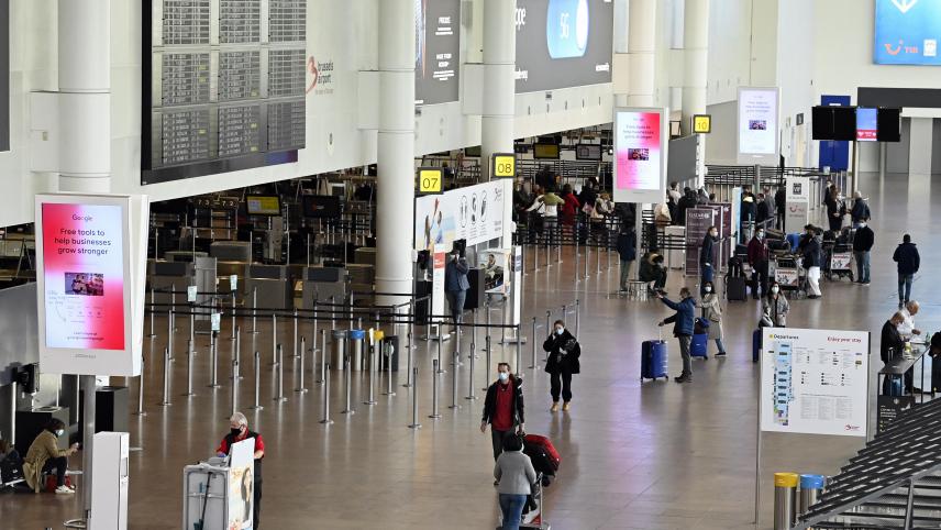 <p>Ein Blick von oben auf den Eingangsberich des Brüsseler Flughafen</p>