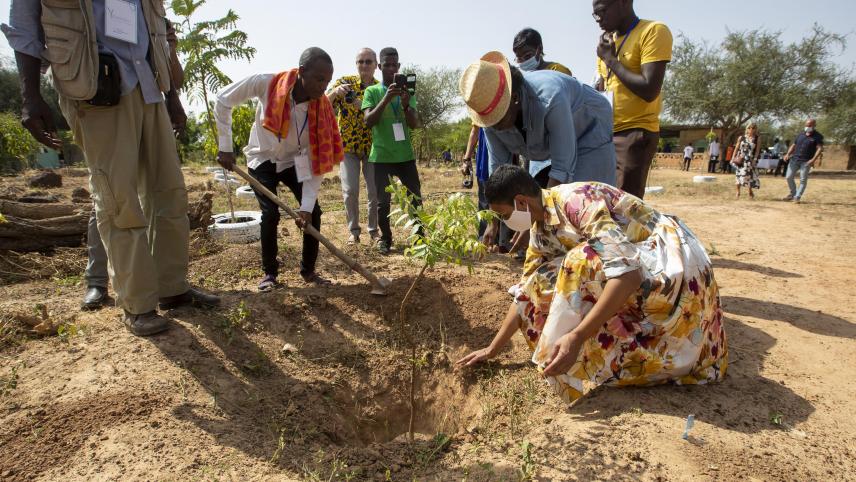<p>Ministerin Kitir (r., vorne) pflanzt in Loumbila (Burkina Faso) einen Baum.</p>