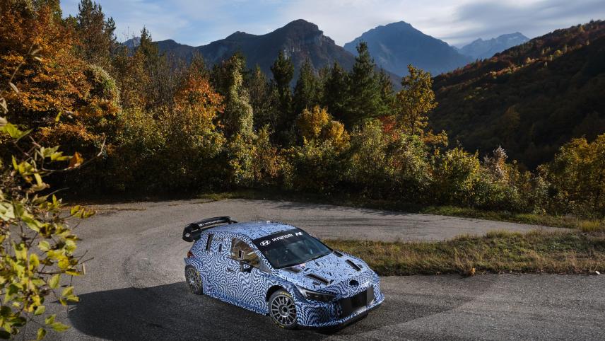 <p>In Tarnlackierung unterwegs: Hyundai Motorsport spulte in der malerischen Region Piemont eine komplette Rallye mit dem nächstjährigen Auto ab.</p>