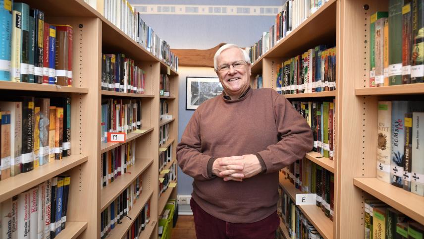 <p>Prof. Dr. Alfred Minke inmitten der 7.000 Bücher, die in der Unterstädter Bibliothek zu finden sind.</p>
