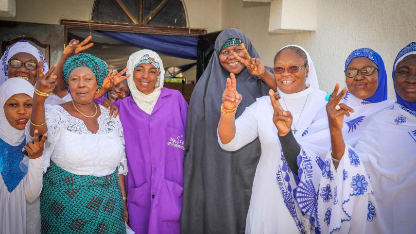 <p>Frauen des Women´s Interfaith Council vor einer Moschee in Kaduna (Nigeria).</p>