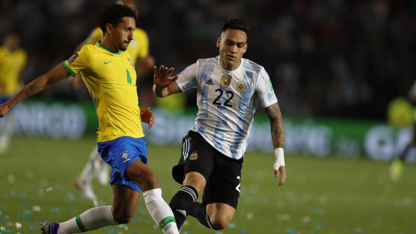 <p>Marquinhos (l.) aus Brasilien und Lisandro Martinez aus Argentinien in Aktion</p>
