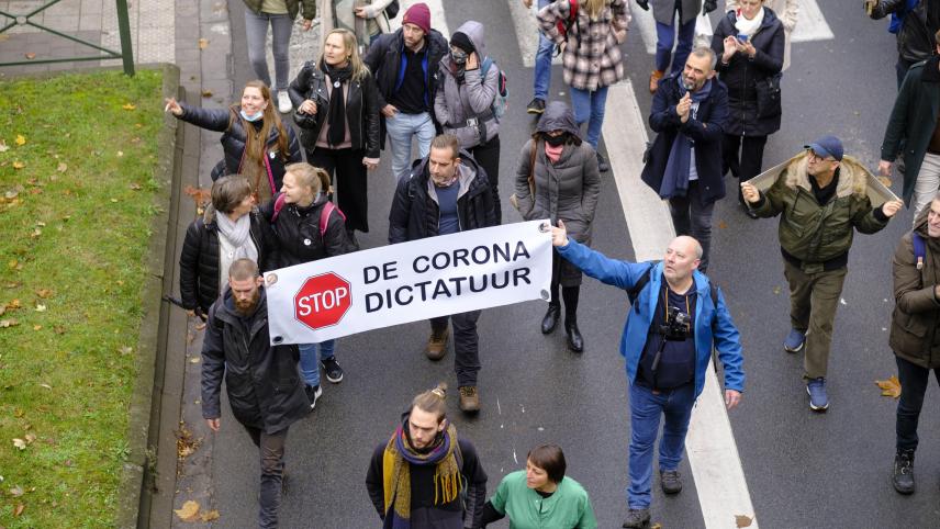 <p>Die einen haben zunehmend das Gefühl, in einer Diktatur der Ungeimpften leben zu müssen, andere empfinden die Coronamaßnahmen selbst als Diktatur: Diese Panedmie hat definitiv die Extreme in unserer Gesellschaft gestärkt.</p>