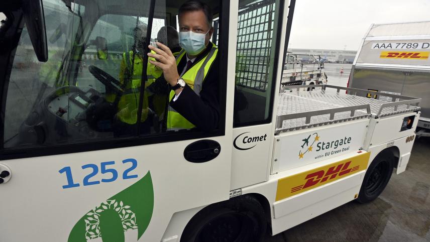 <p>Flughafendirektor Arnaud Feist in einem elektrisch betriebenen Gepäckschlepper auf dem Rollfeld.</p>