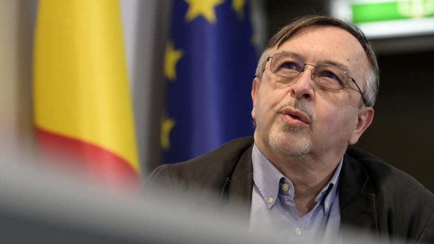 <p>Wenn selbst die Experten daneben liegen... Yves Van Laethem war noch am 19. Oktober in einem Zeitungsinterview überzeugt, dass wir „ein Wellchen, eines mehr“ bekommen. Und dass die Zahl der Krankenhauseinweisungen denen der Infektionen nicht folgen würde.</p>