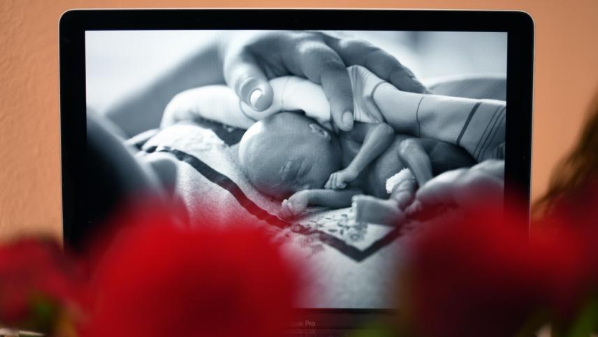 <p>Ein Foto eines verstorbenen Babys ist auf dem Laptop der Fotografin Paula Janka Meisel zu sehen: Belgische Politiker haben eine Resolution in Bezug auf „Sternenkindern“ ausgeabreitet.</p>