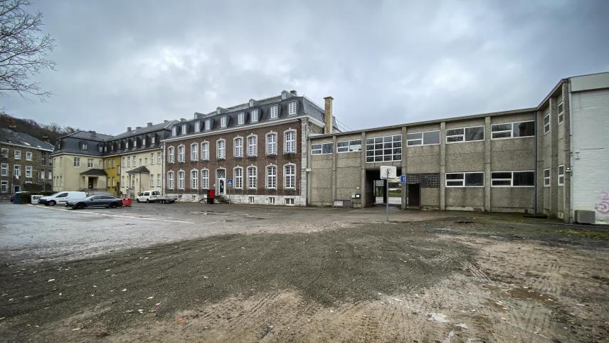 <p>Die Häuserzeile an der Hillstraße muss instandgesetzt werden, der angegliederte Plattenbau wird abgerissen. Neu geplant werden muss die künftige Gestaltung des Scheiblerplatzes, für die die Stadt eine „Finanzspritze“ seitens der Wallonischen Region erhält.</p>