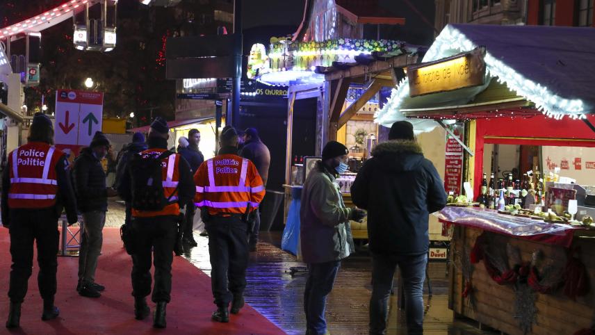 <p>Polizisten patrouillieren bei der Eröffnung der diesjährigen Plaisirs d’Hiver in Brüssel.</p>