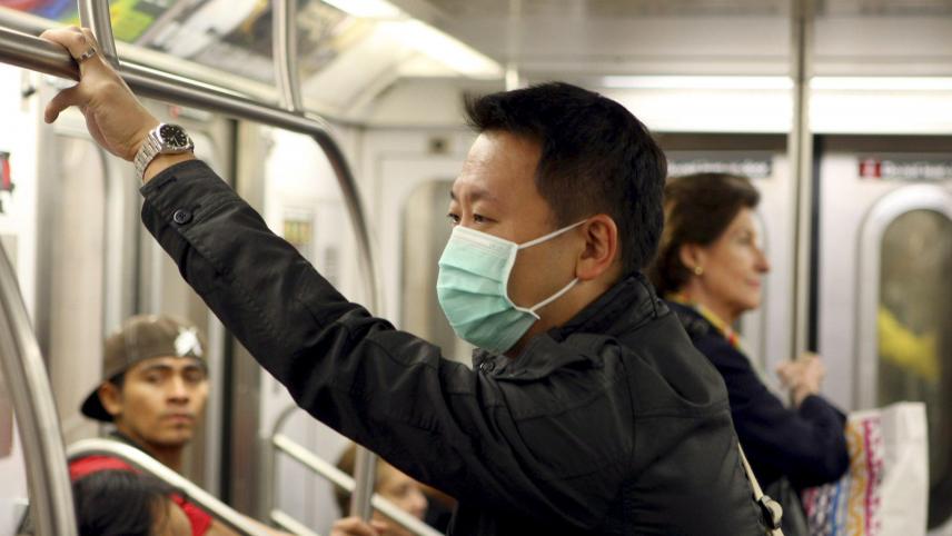 <p>Ein Mann trägt in der „Subway“ in New York einen Mund-Nasen-Schutz.</p>