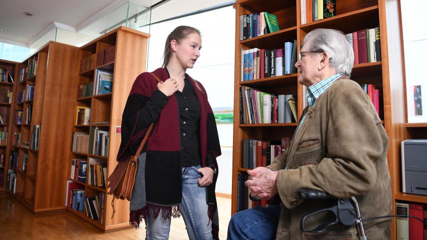 <p>Sowohl Studenten als auch Rentner zählen zu der Gruppe der Nichterwerbspersonen, Menschen also, die weder erwerbstätig noch erwerbslos sind.</p>