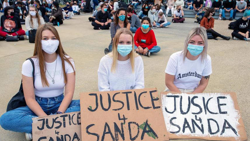 <p>Dezember 2020: Studenten gedenken Sanda Dia, der zwei Jahre zuvor ums Leben kam.</p>