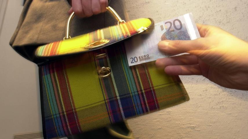 <p>Ein Diebe entwendete 20 Euro aus der Handtasche einer Dame.</p>