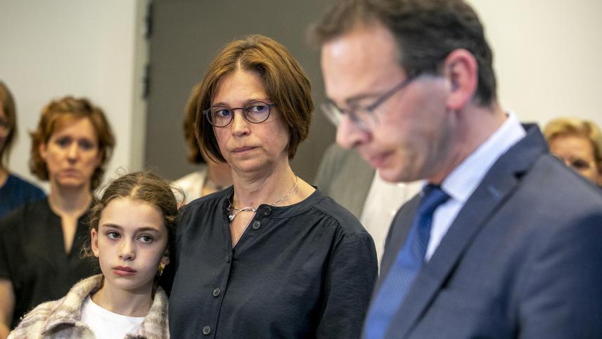 <p>Begleitet von Ehefrau und Tochter verkündete der flämische Gesundheitsminister Wouter Beke am Donnerstagabend im Rahmen einer Pressekonferenz seinen Rücktritt als Minister.</p>