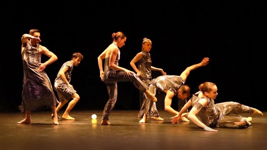 <p>Abgründige Gefühle und absurde Träume offenbarte die Tanzcompagnie Gießen mit ihrem Stück „The other Side“.</p>