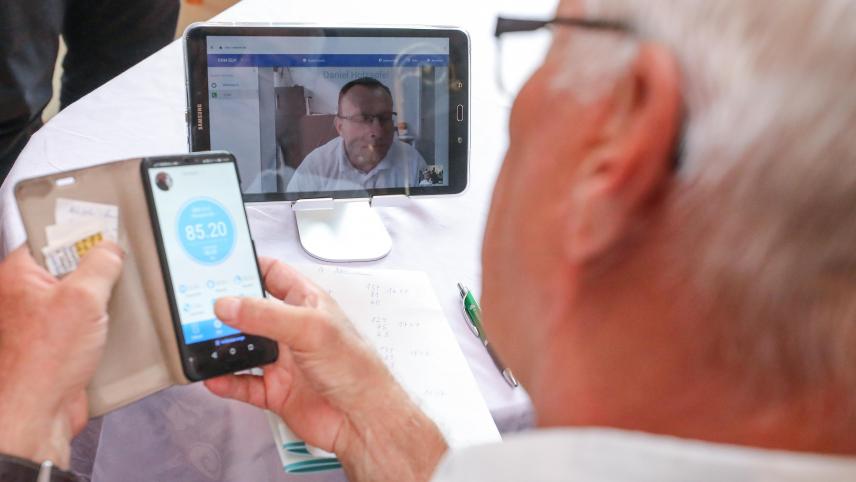 <p>Telemedizin: Ein Patient spricht über einen Videoanruf via Tablet mit seinem Hausarzt.</p>