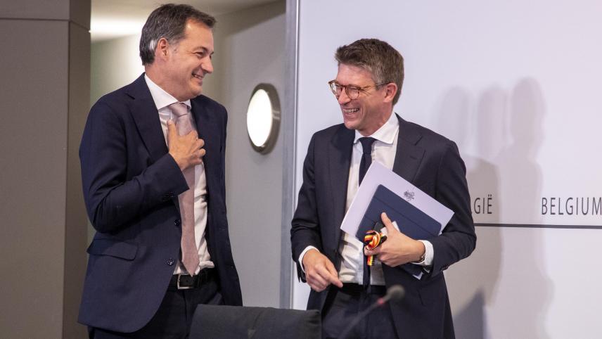 <p>Sichtlich gut gelaunt nach der Einigung: Premier Alexander De Croo (l.) und Arbeitsminister Pierre-Yves Dermagne</p>