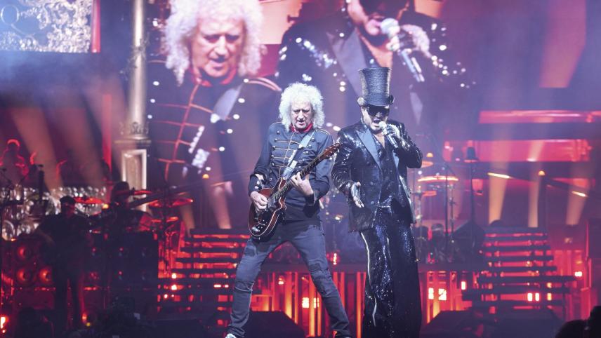 <p>„Queen“ hat auf der Bühne nichts von seiner Intensität eingebüßt, vor allem dank Brian May, der seit jeher das einzigartige Klangbild der Band „modelliert“, zu dem in der Zwischenzeit Adam Lambert den vokalen Part beisteuert.</p>