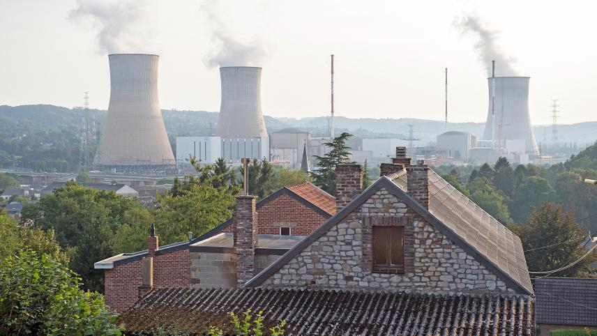 <p>Blick auf die Kühltürme des Atommeilers Tihange</p>