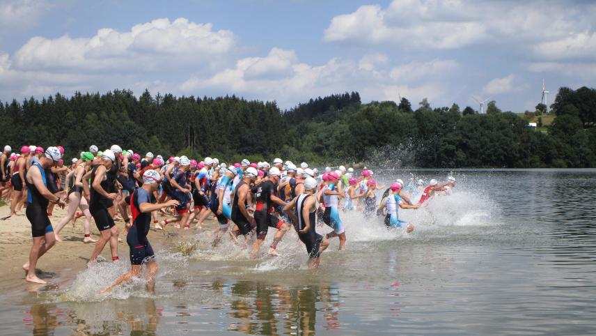 <p>170 Teilnehmer machten sich am Samstag auf den Weg zum Triathlon des Bütgenbach Cup.</p>