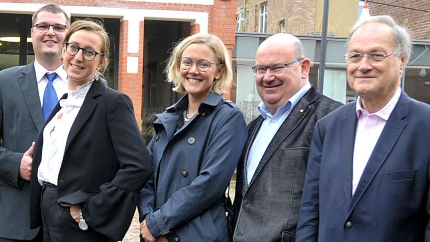 <p>Kattrin Jadin (Zweite von links) scheidet aufgrund ihres beruflichen Wechsels ans Verfassungsgericht aus dem Eupener Stadtrat aus. Wer neben Philippe Hunger (links) und Michael Scholl (Zweiter von rechts) künftig das dritte Schöffenamt der PFF bekleiden wird, ist noch offen. Eine Kandidatin ist Jenny Baltus-Möres (Mitte). Bernd Gentges (rechts) verzichtet auf ein mögliches Nachrücken in den Stadtrat.</p>
